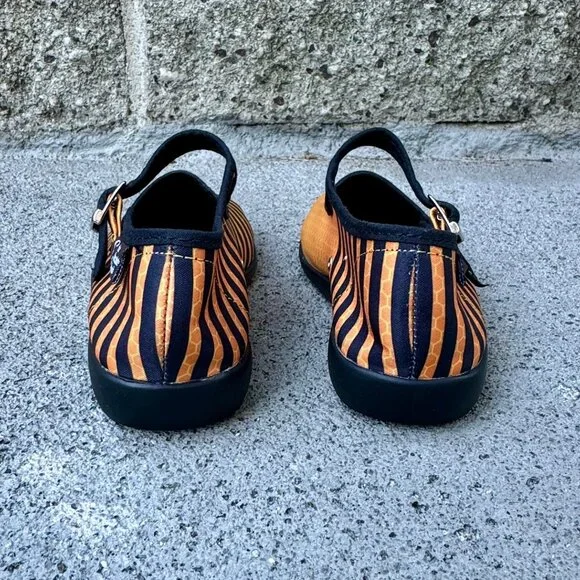 HOT CHOCOLATE DESIGN Bee Mary Janes Girls 11 28 Unique Honeycomb Flats Shoes - Picture 7 of 10